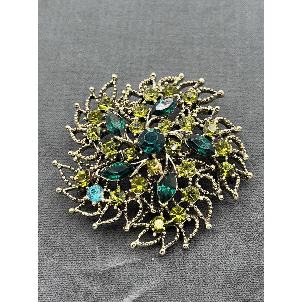 Green Stone & Gold Trim Brooch Pin Christmas Holiday Festive Leaves